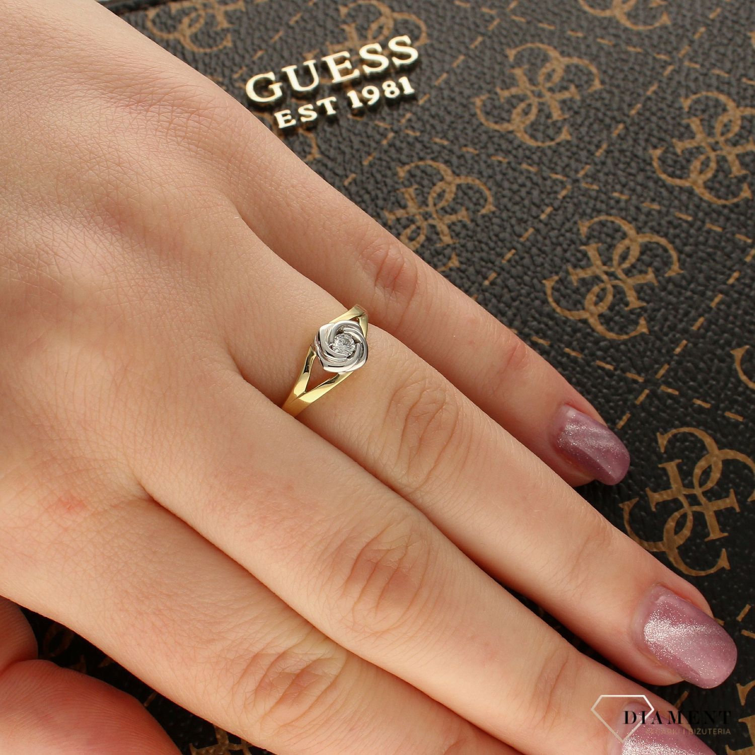 Romantyczny pierścionek z diamentem 0,08 ct w kształcie róży. Żółte i białe złoto 585. Rozmiar 12. Certyfikat autentyczności. Doskonały prezent pełen symboliki.1.jpg